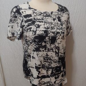 NWT Abstract Black and White Fitted Graphic Tee Medium